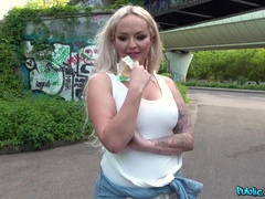 Blondine, Blasen, Handjob, Im freien, Piercing, Öffentlich, Muschi, Tätowierung